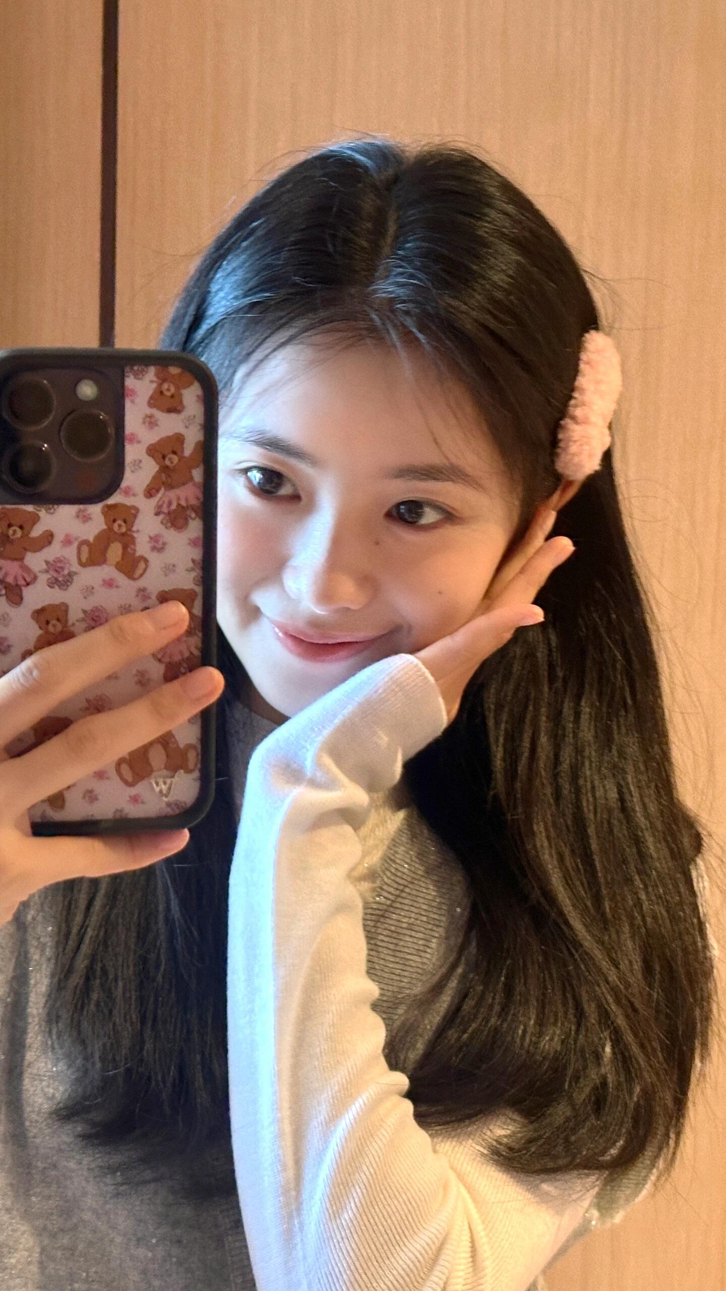 刘浩存今日更新的对镜自拍～好萌🥺💌​​​