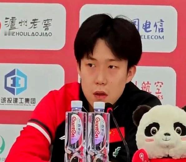 王楚钦输球这事儿，看完真的心里堵得慌！现在网上吵翻了——有人骂教练组太轴，明