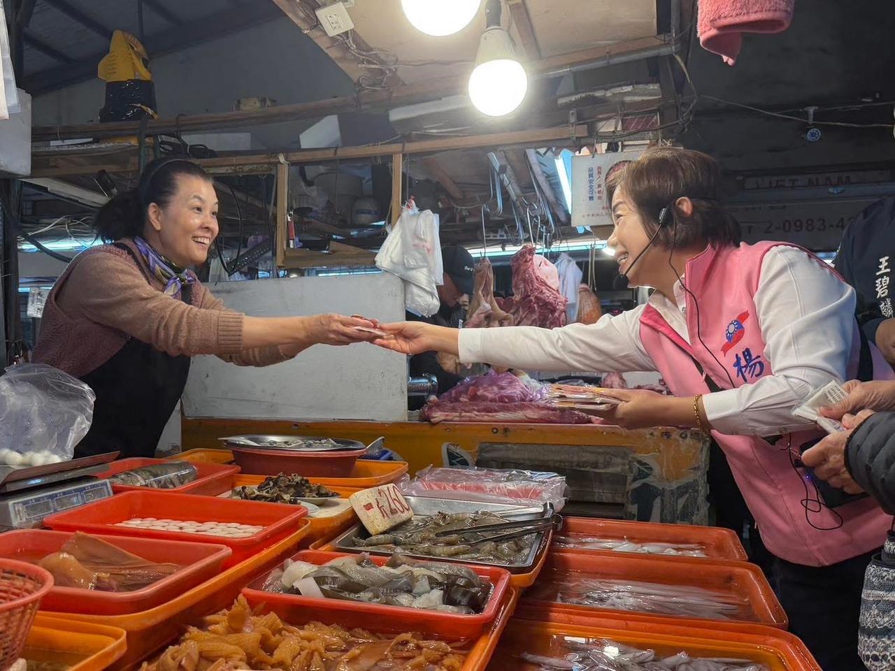 杨琼璎为争取台中市长提名傍晚去菜市场进行拜票国民党立委、台中市长参选