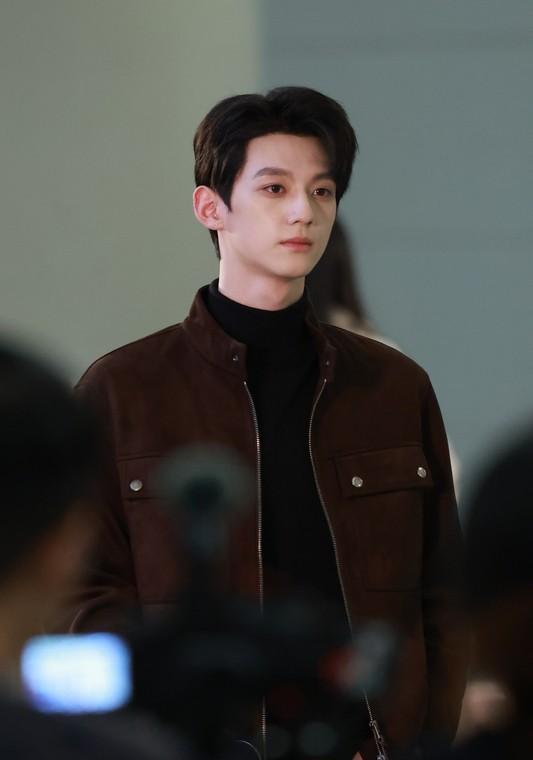 2023年了，女孩们突然集体抛弃了何以琛。因为林屿森推门进来了。《骄阳似我》