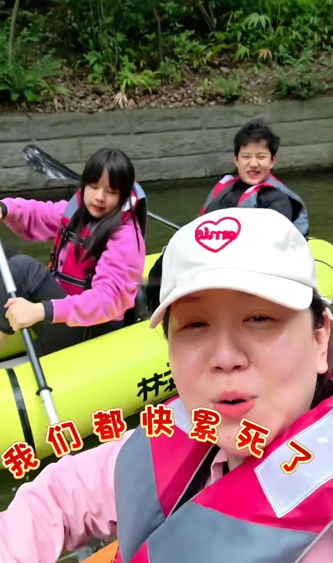 五一假期关凌携家人出游都江堰，感慨景区人山人海，观光车排队漫长，一家人索性步行赏