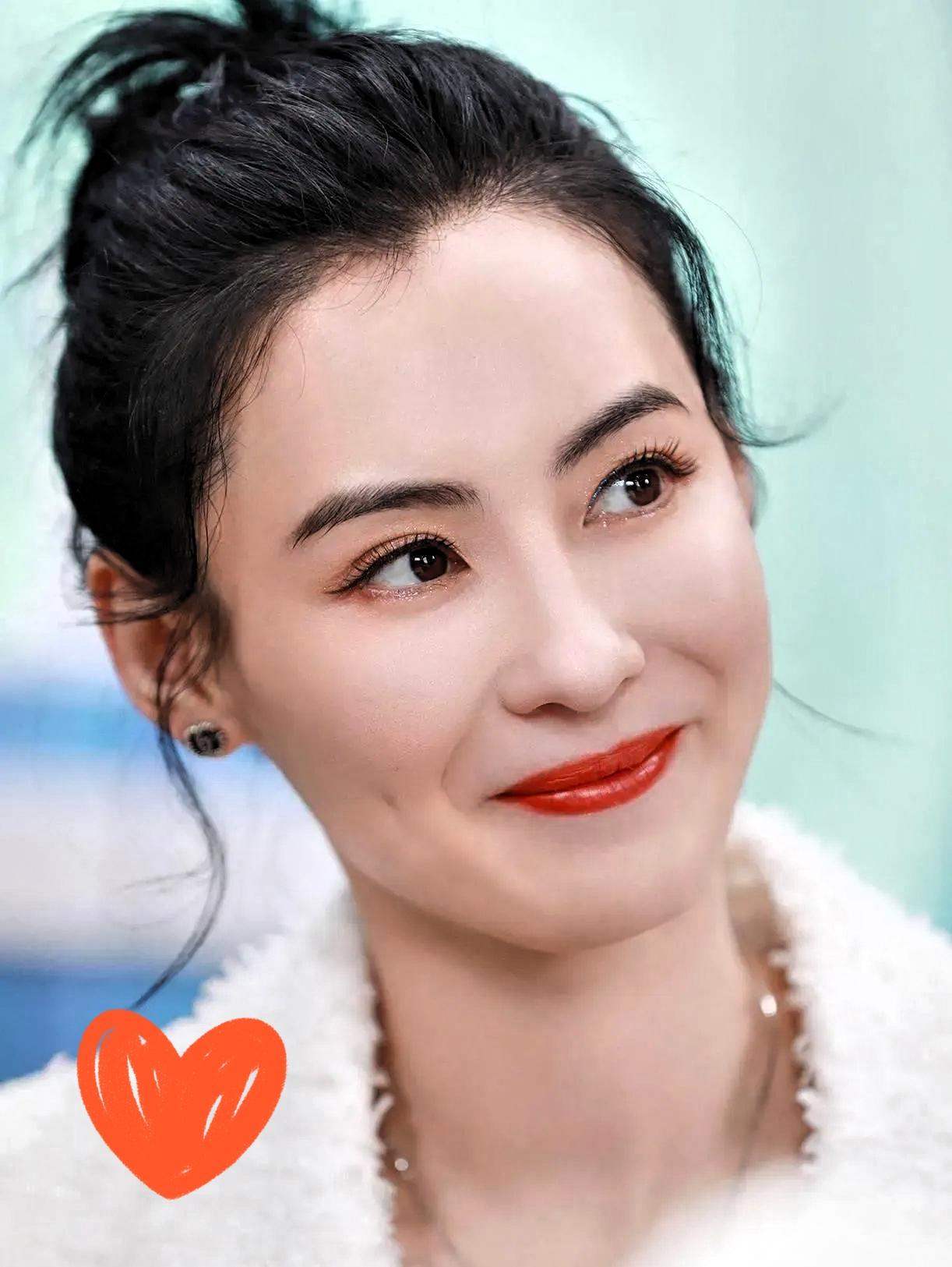 张柏芝被问起过往风雨她哽咽却坚定的样子太戳人从小照顾聋哑祖辈练出的韧性，离婚