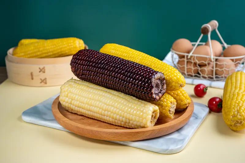 我超爱粘玉米！也就是糯玉米，口感黏黏糯糯，每一口都超满足。不过从健康角度看，糯