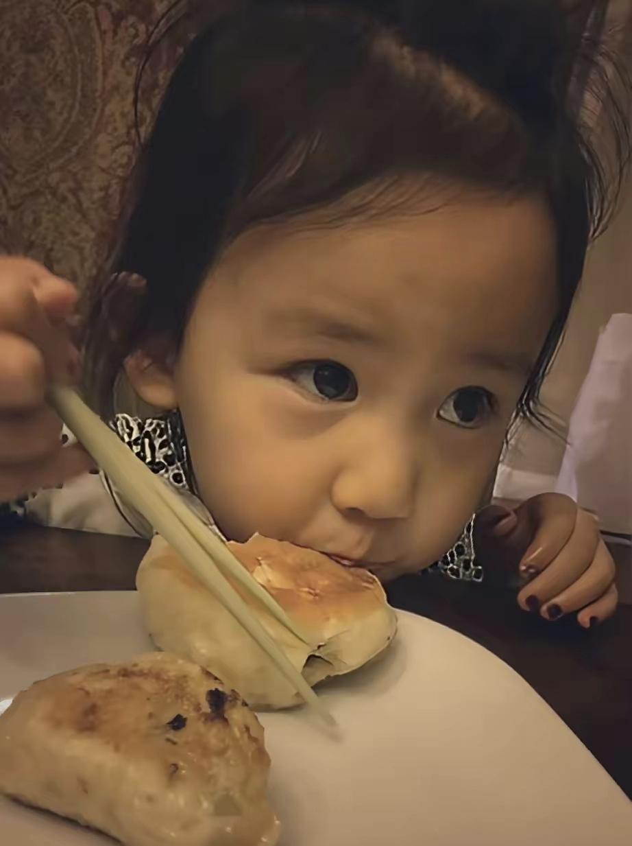 黄少艾没有小时候那么可爱了，小时候是萌萌的样子，如今有点女生男相，或者就是翻版的