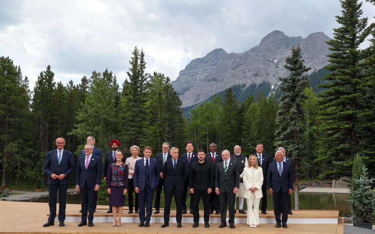 G7峰会大合照，泽连斯基和马克龙、梅洛尼、墨西哥女总统克劳迪娅·辛鲍姆·帕尔多在