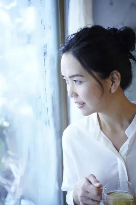 左小青与许晴谁更漂亮左小青如空谷幽兰，清丽温婉，一颦一笑皆是岁月静好；许晴似陈年