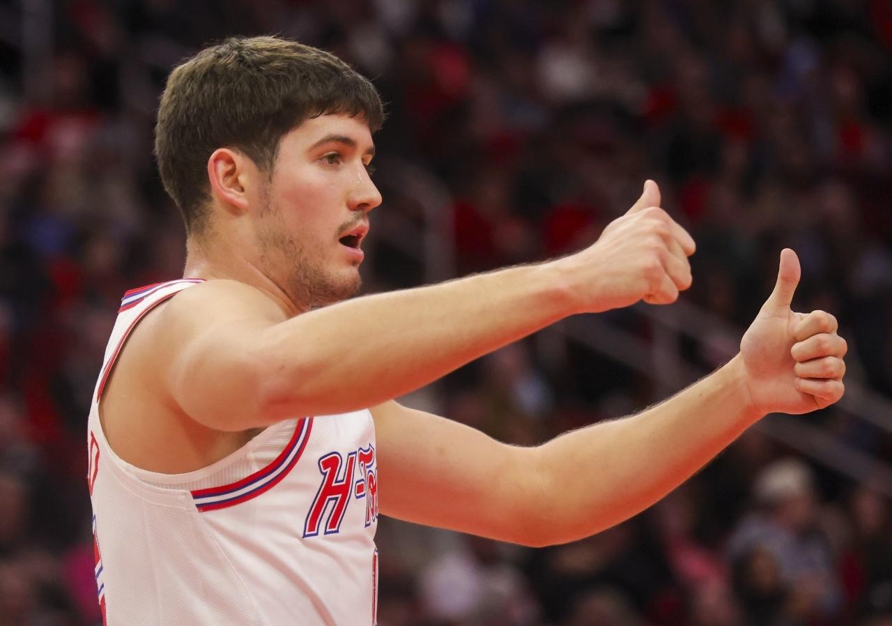 火箭这场是罕见的小鬼当家式胜利！最多时落后西部第二的马刺16分，到第四节，在谢