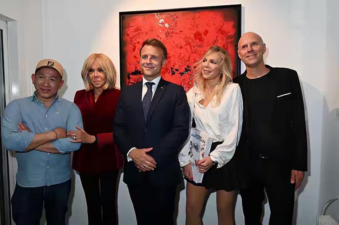 布丽吉特大女儿和马克龙原本就是同学，布丽吉特和丈夫女儿站在一起，看来看去都像丈母