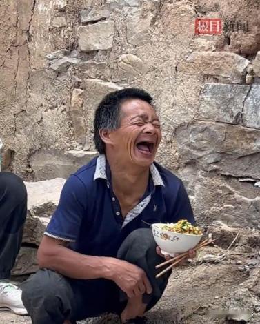 山西长治，残障男子失去双亲成为孤儿无法独自生活，为了让男子活下去，村书记找到全村