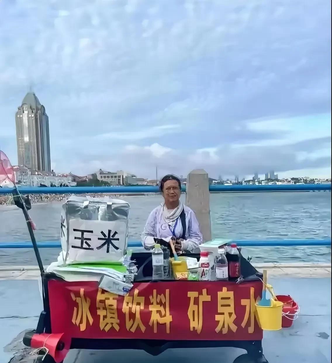 青岛救人的玉米大姐，提前备货啦。阿姨摆摊卖玉米，忽然听见有人落水，毫不犹豫，扔