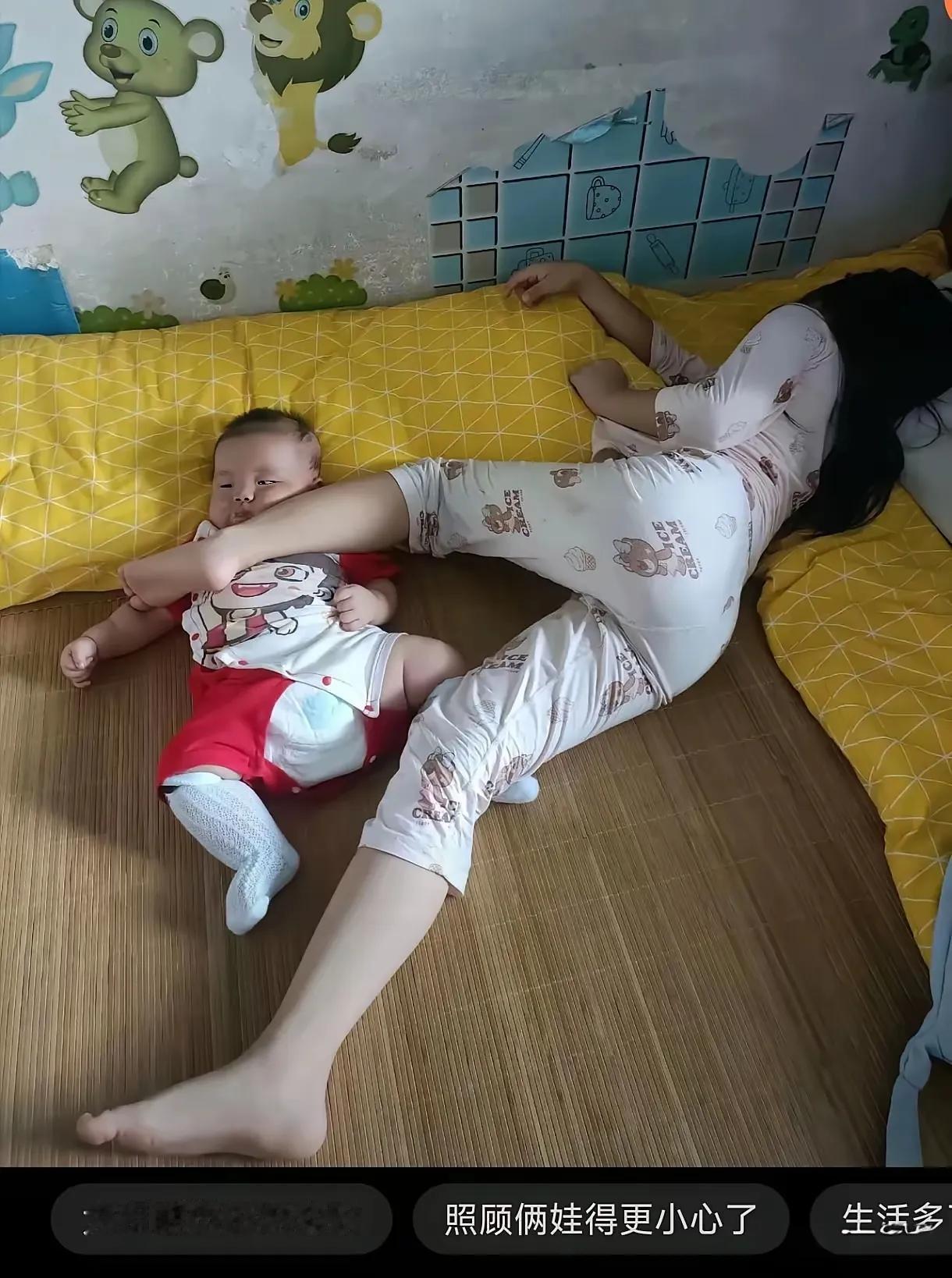 孩子:懒货别压着我，滚一边去！脚丫子熏s宝宝了！不靠谱的娘们！我呸！讨厌！[酷