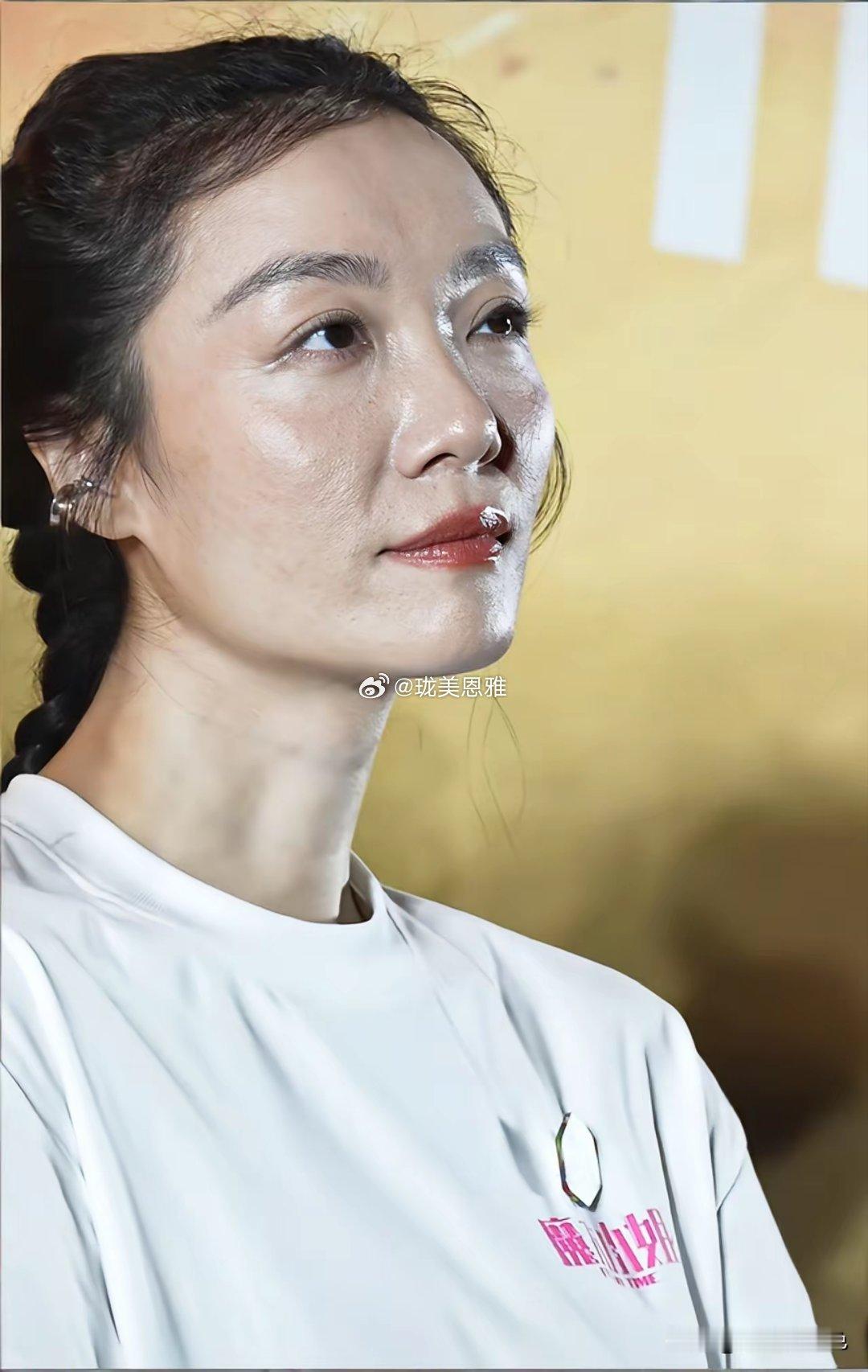 都说女明星很注重保养，这个皮肤也太真实了