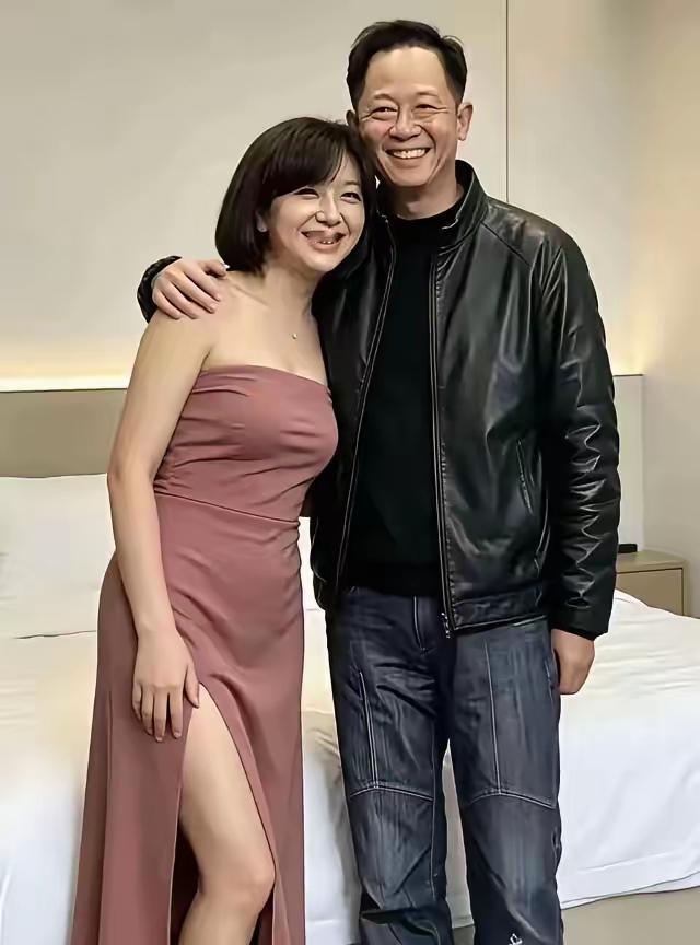 王志文年轻的时候是痞帅，在那个年代很遭时尚女人喜欢年轻演文艺青年，年纪大了演特