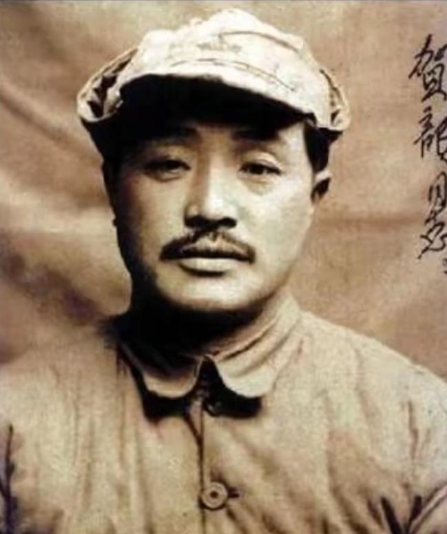 长征路上，国民党的飞机几乎每次都能准确无误地轰炸到红军，贺龙眼珠一转，就想到一条