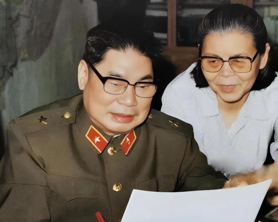 1990年，79岁的杨得志新婚，迎娶了石莉，结婚当晚，杨老将军握着石莉的手，动情