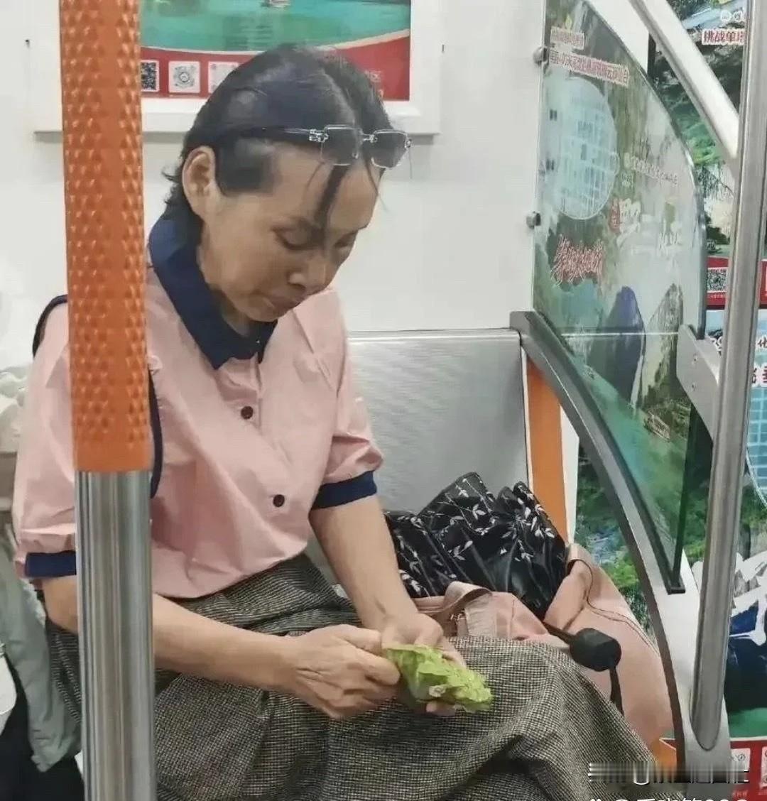 令人十分不解的是，他究竟凭借何种方式，得以在这样的情境下保持淡定，脸不泛起一丝红