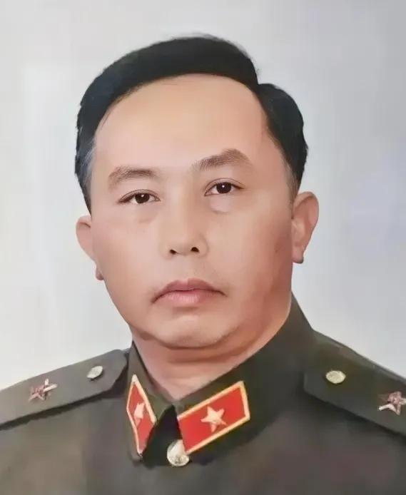 何其宗，自卫反击战英雄，1990年荣升中将，却在56岁时突然退役，定居四川营山。