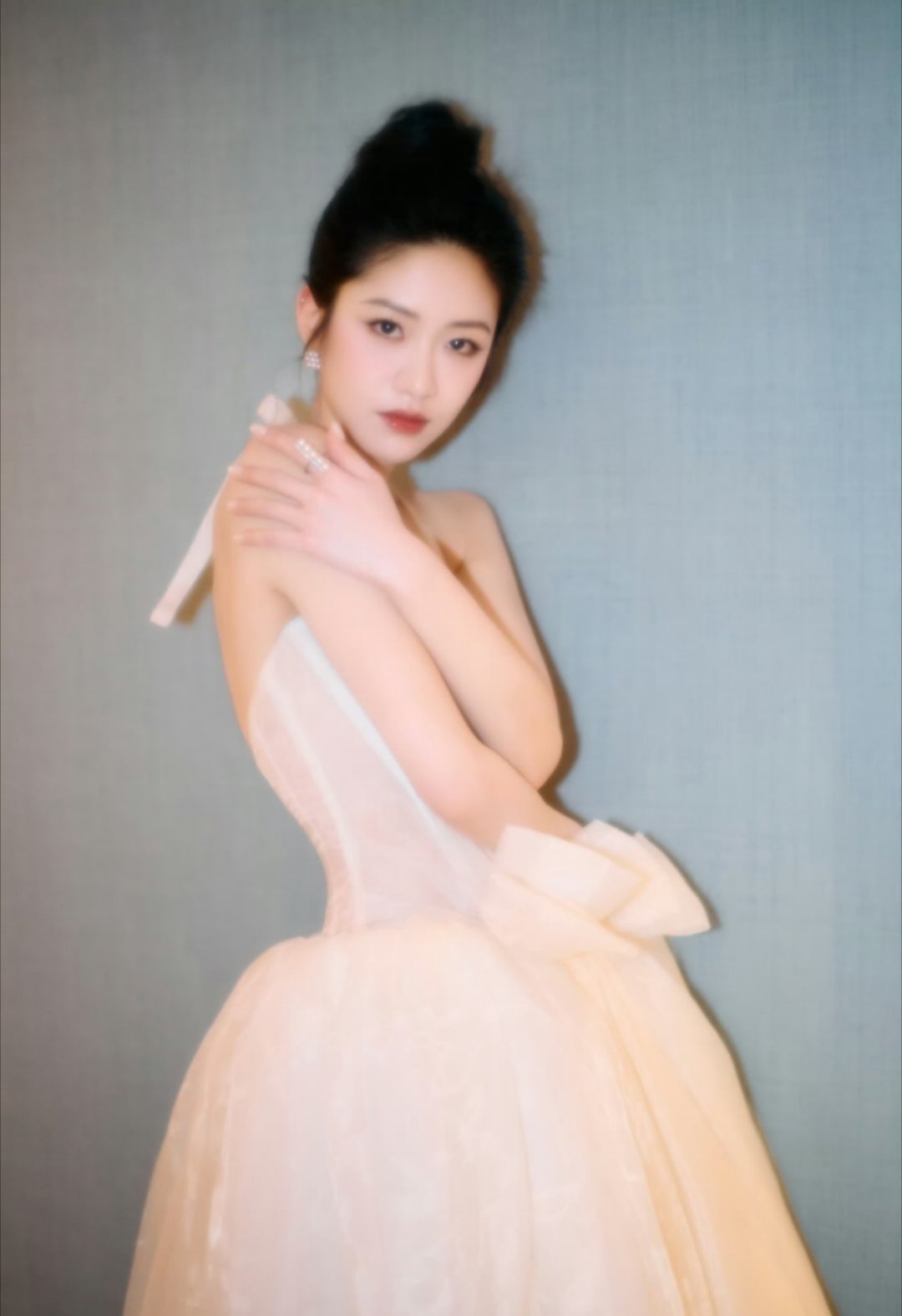 向涵之美成啥了这个肩膀这个皮肤好美，温婉的向姐！