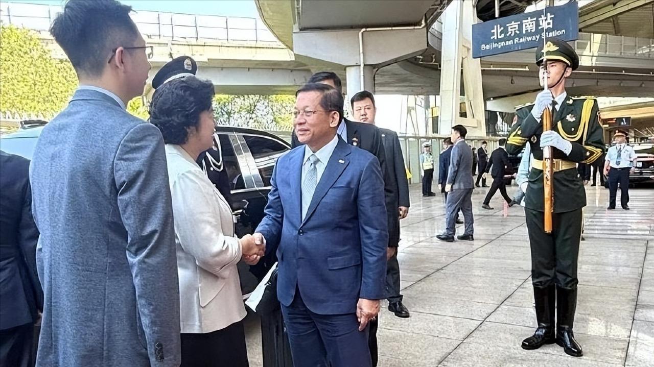 这一幕挺有意思的！总统访华不坐专机坐高铁？敏昂莱这个选择，暴露了中缅合作的下一