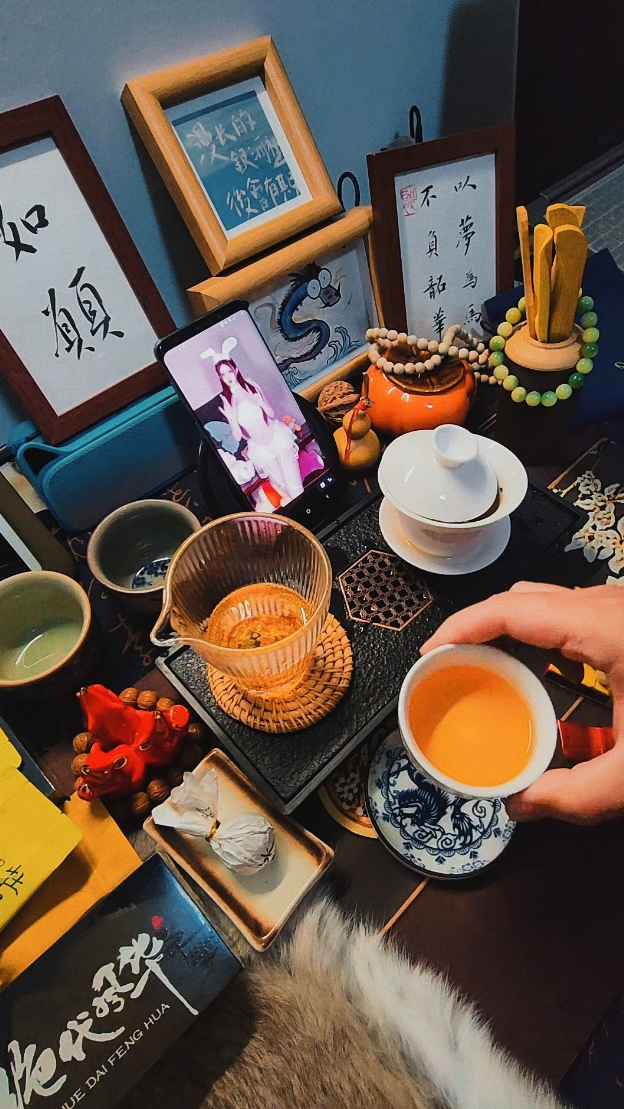 人生六大雅事是:品茗、听雨、抚琴、对弈、赏花、香。