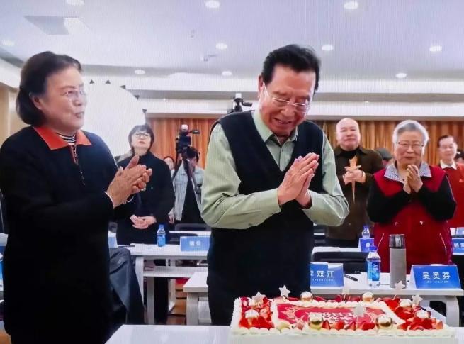 前不久，在87岁高龄的生日宴会上，我国大歌唱家李双江老师控制不住自己的情绪，在众