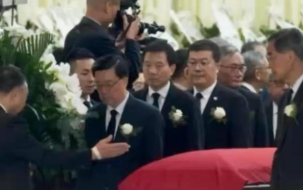 今日，董建华先生公祭及出殡仪式在香港庄严举行，庄严肃穆的灵堂之上，鲜艳的五星红旗静静覆盖在先生灵柩之