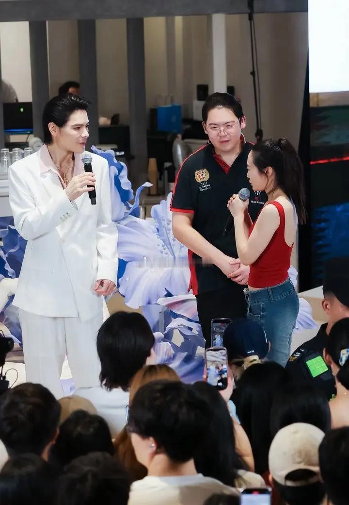基因这东西真是门玄学，向华强夫妻颜值都很高，一个英俊帅气一个美如天仙，可他们的两