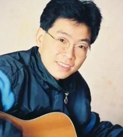 1982年，张明敏唱完《我的中国心》后，被香港乐坛除名，正当他心灰意冷准备回电子