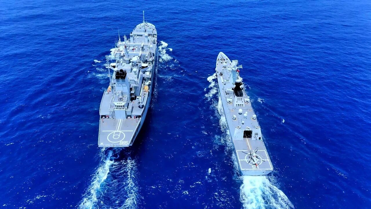 905青海湖舰、904B军山湖舰为054A巴彦淖尔舰进行横向/纵向补给烽火