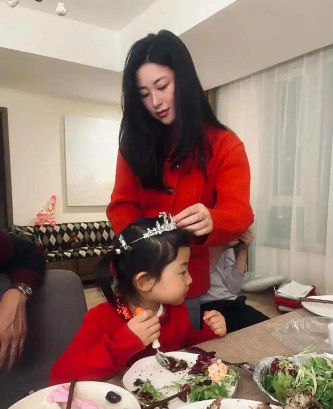 朱珠一家过圣诞，4岁珠宝正脸胖乎肚滚圆，富商爸爸比王昀佳还帅