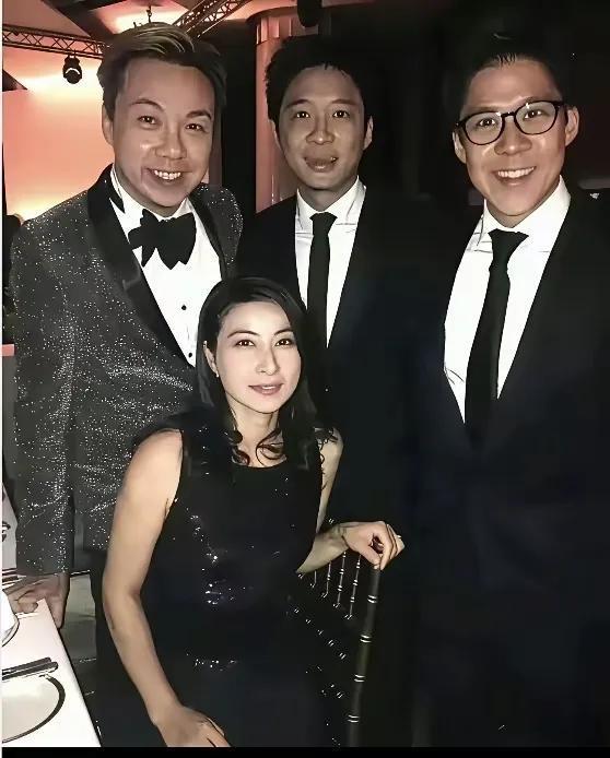 霍启刚曝光郭晶晶真实作息，整个香港豪门圈都沉默了。她每天6点起床，亲手做早餐