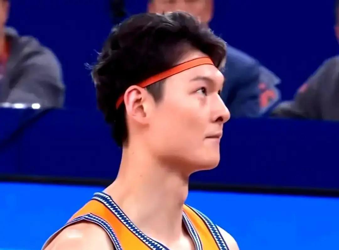 盯住记分牌的不是球迷，是王哲林自己。他正在心里做一套复杂的加减法——不是在加自己