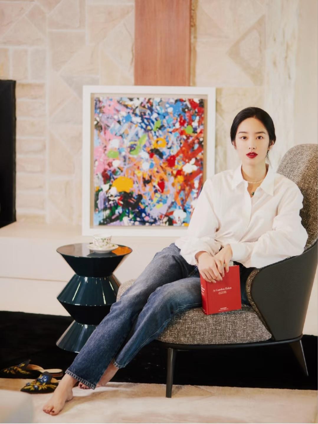 杨采钰，小巧精致的脚丫。
