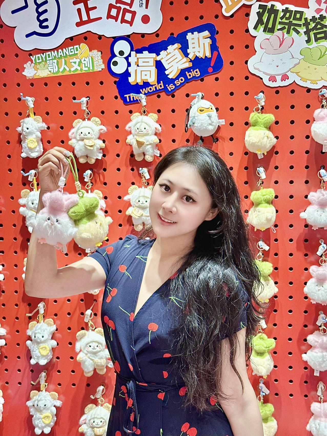 来武汉让我魂牵梦萦的麻辣小吃…就在…  在武汉天地逛街，发现了一只蓝色...