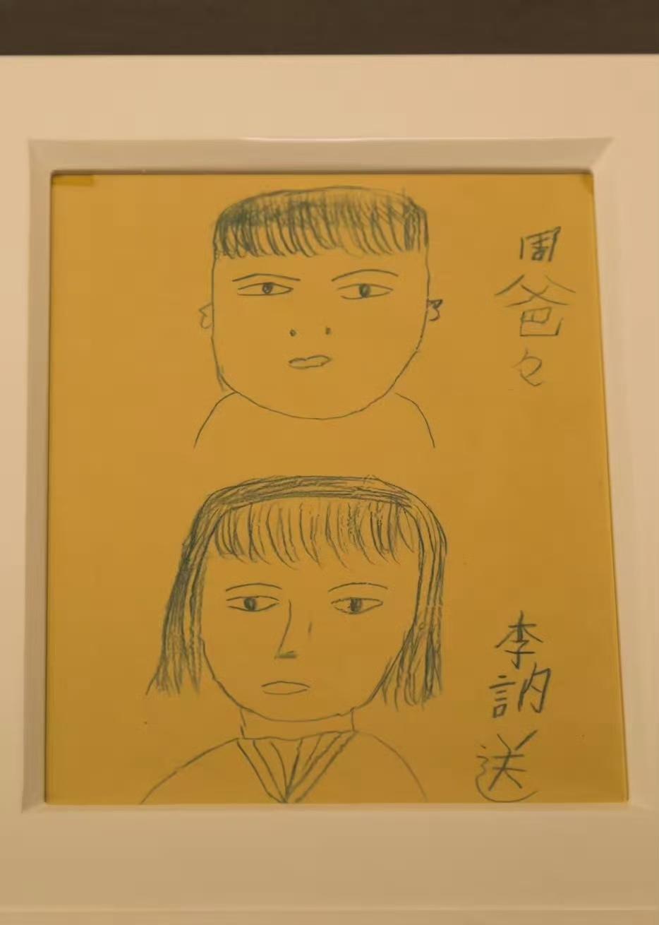 1947年，国军进逼延安，7岁的李讷（伟人之女）随家属撤离。周恩来则留在陕北和蒋