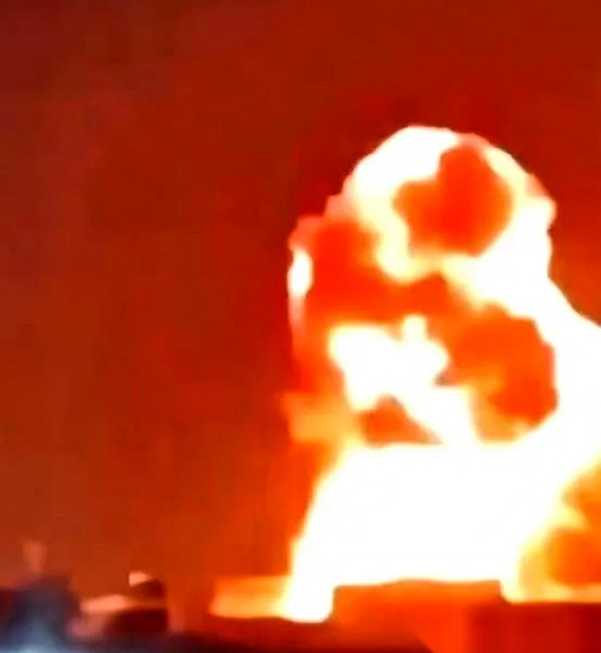 五枚导弹，拦下四枚，就那漏网的一枚，不偏不倚，正中天灵盖。炸的不是别的地方，是