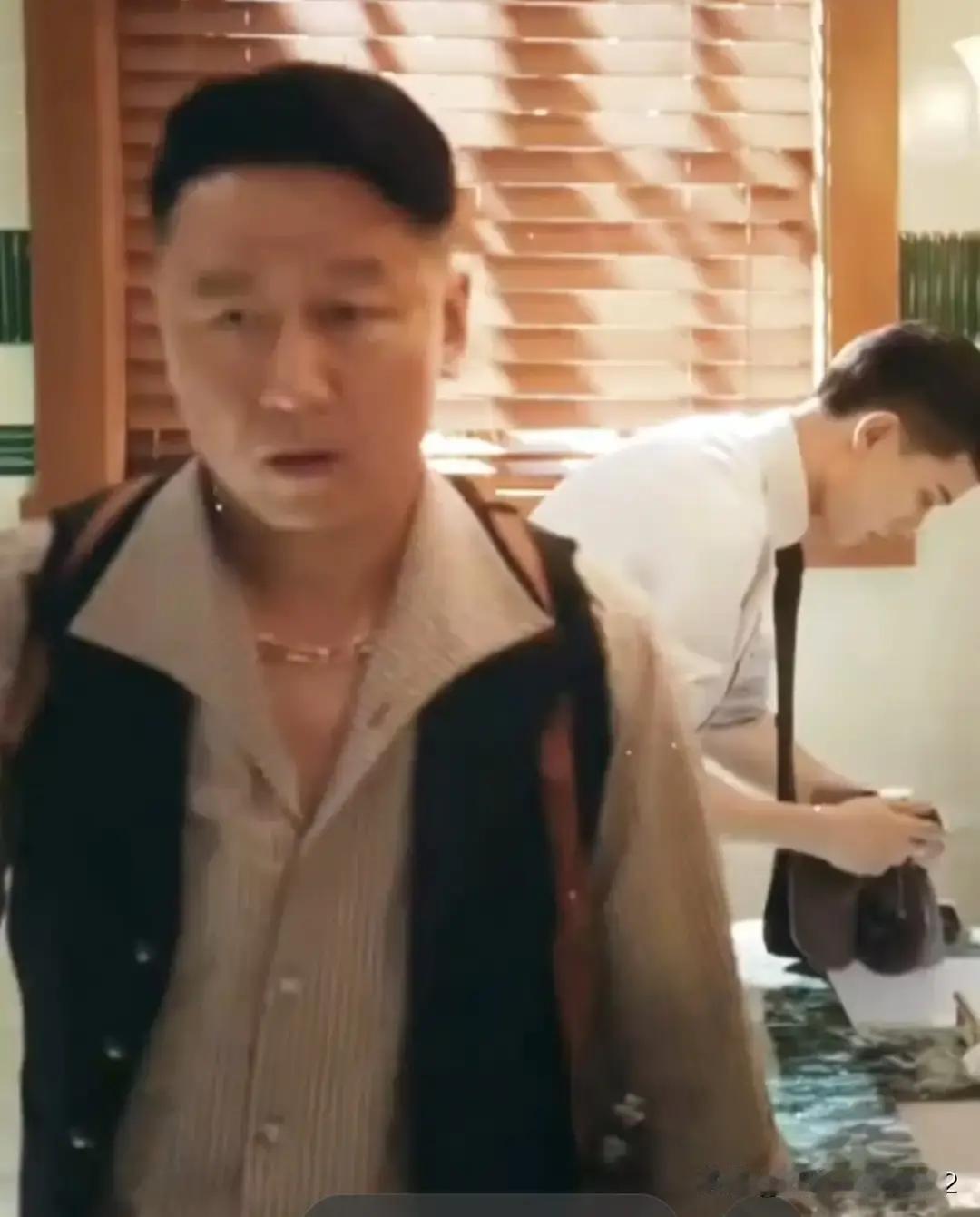 他嘴上骂你方案垃圾，下一秒却把你签名刻进项目总纲。这不是偶像剧。这是《风与