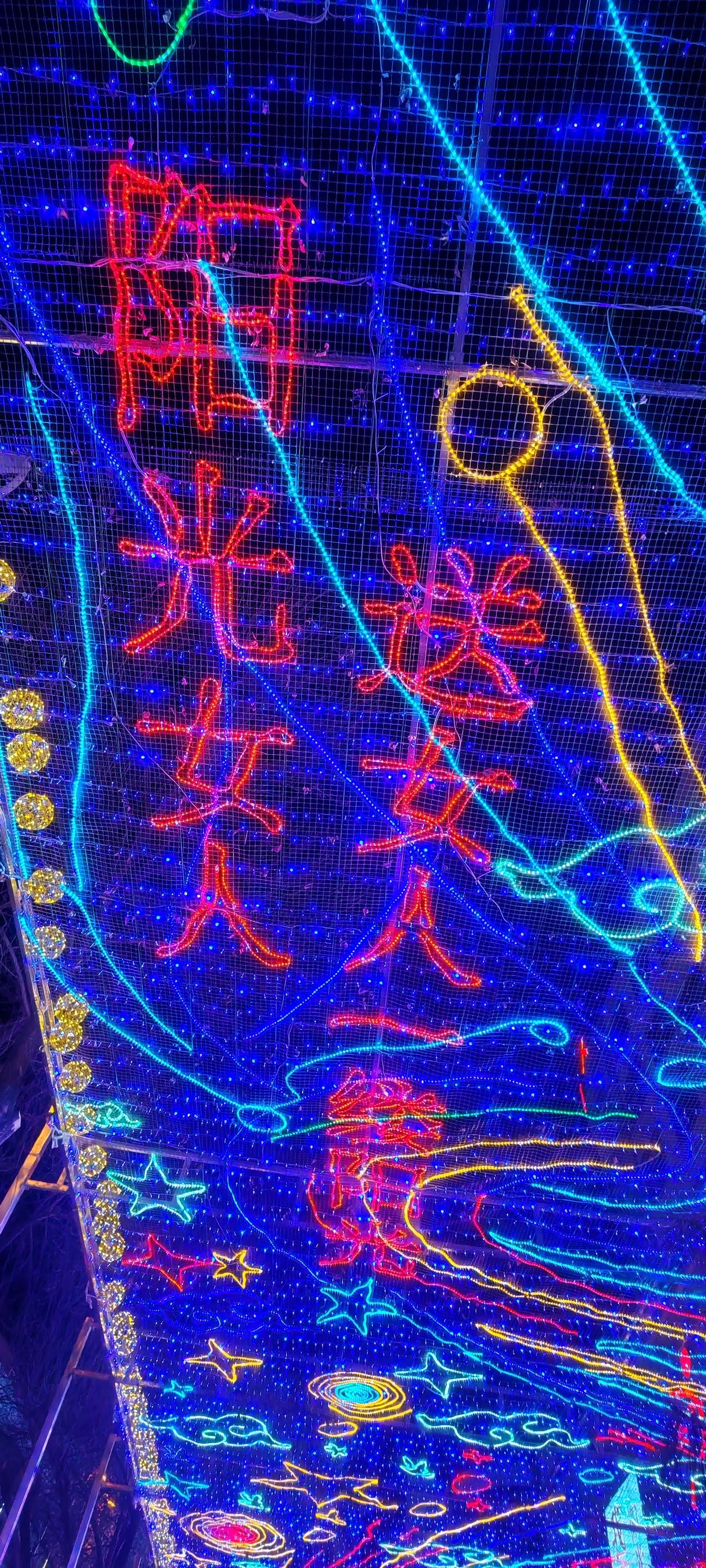 两口子去民政局办离婚工作人员问:“为什么要离？男的说:嫌我太能花钱