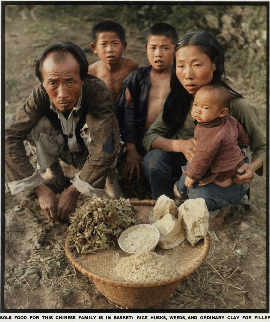 这是1946年5月13日，美国《LIFE生活》杂志刊登的饥荒纪实老照片，是民国末
