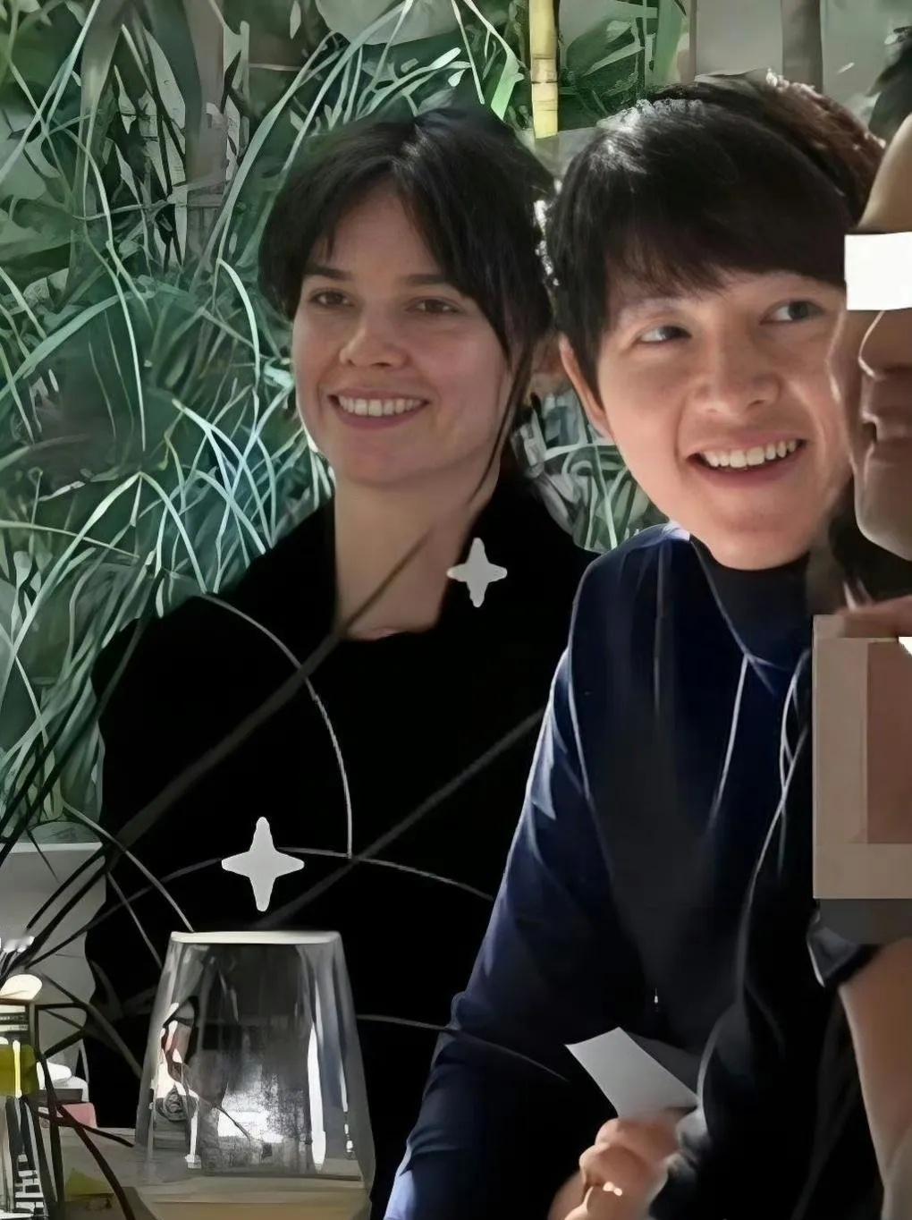 宋仲基说自己儿女双全很幸福，可是看夫妻俩的状态，怎么都跟幸福美满无关啊。