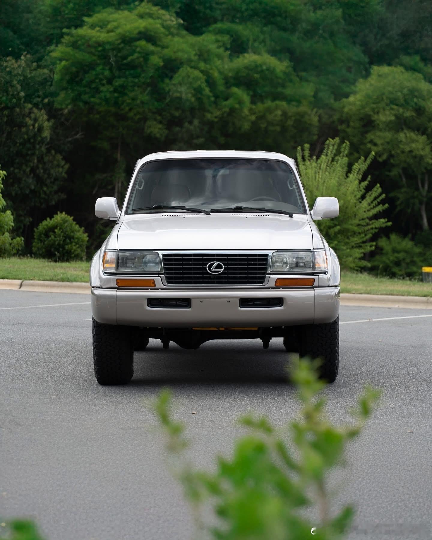 雷克萨斯LX450是雷克萨斯推出的首款全尺寸豪华SUV，基于第六代丰田兰德酷路泽