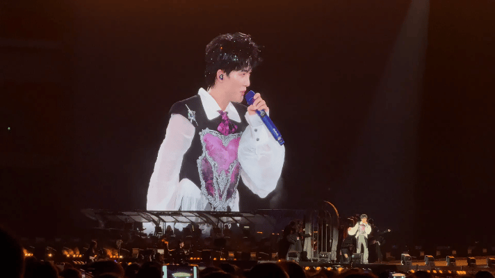 周深郑州演唱会周深郑州演唱会真是太“中”了！限定曲《编花篮》互动感拉满了，逐渐