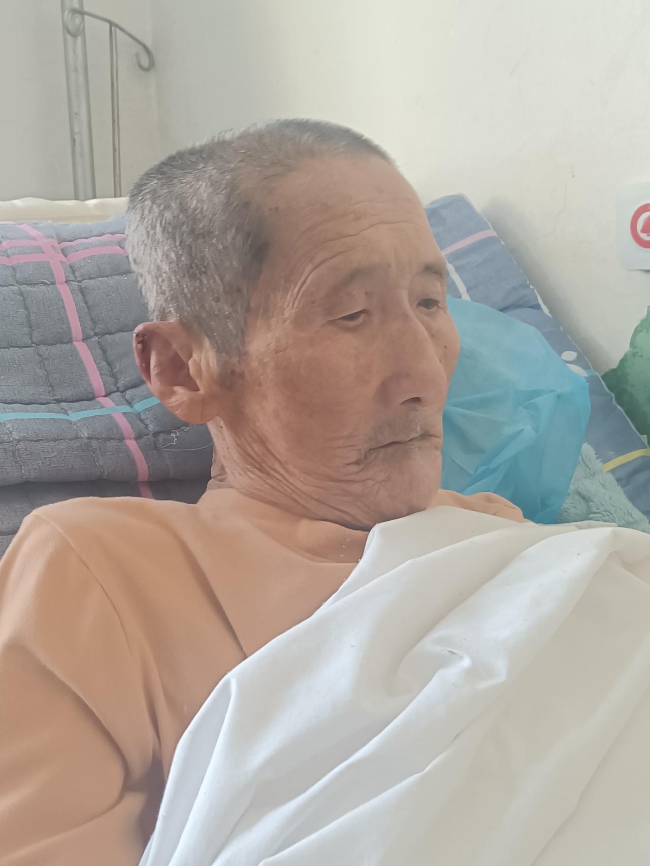 我的老爸昨天出院回家了，我是真心佩服他老人家顽强的生命力。老爸是11月4日晚呼