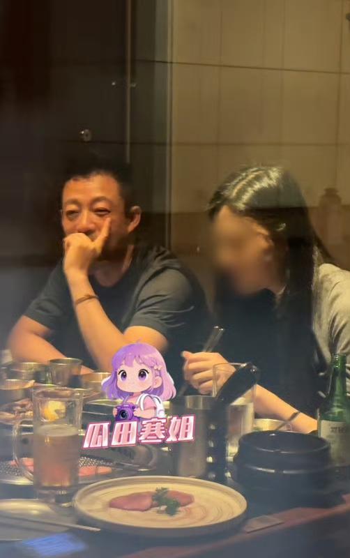 汪小菲又被爆新瓜了，有狗仔拍到他外出吃烤肉。身边有个长发美女全程很贴心的把