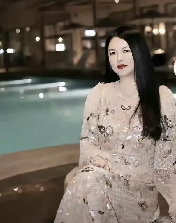 李湘晒照争议升级‼️100斤修图差距引评论区扎心评论不断李湘从英国回来天塌了！