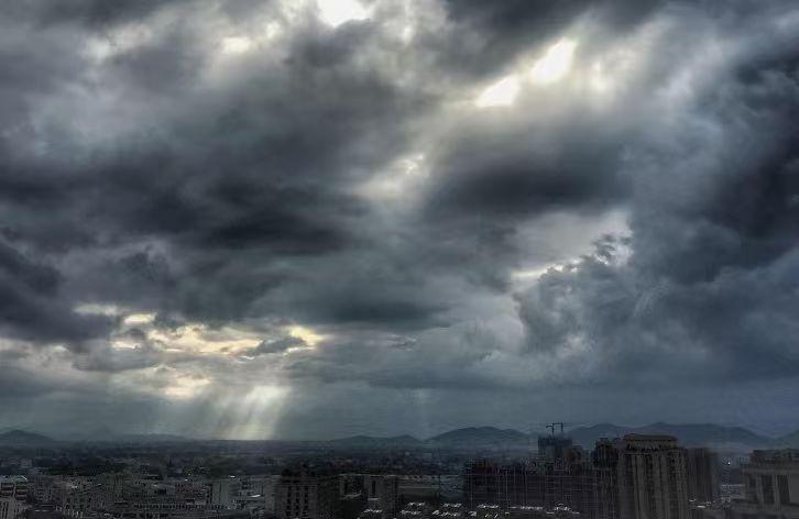 AI让中产收入缩水后，一场悄无声息的消费分层开始了。最近跟一位金融圈资深人士