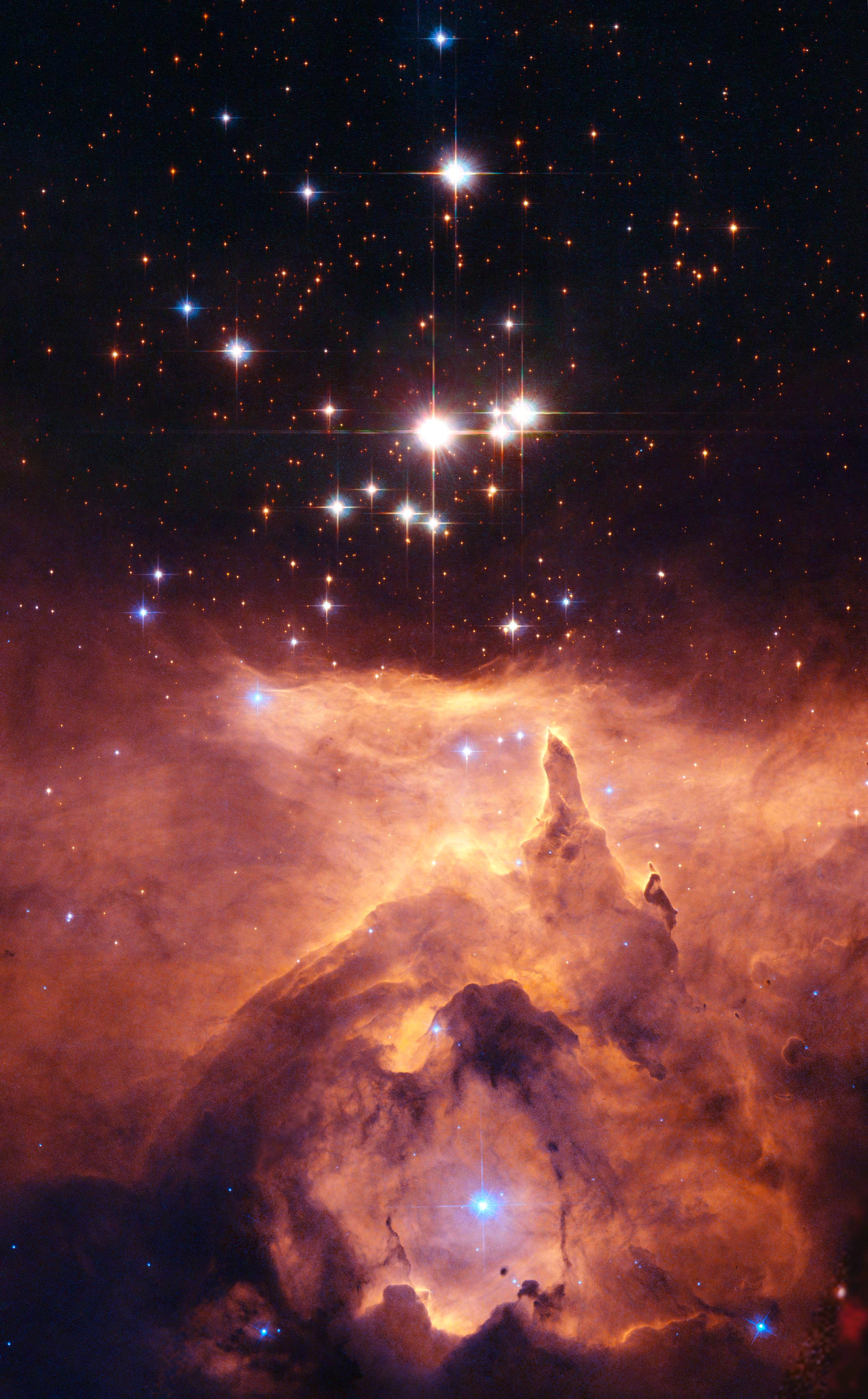 这幅神奇而神秘的星云内星团景象，距离地球约8000光年。图中最明亮的天体曾被误认