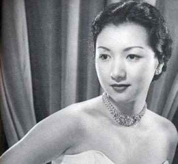 1945年，一个日本女子在酒会上，朝麦克阿瑟抛了一个媚眼。这个眼神后来被写进