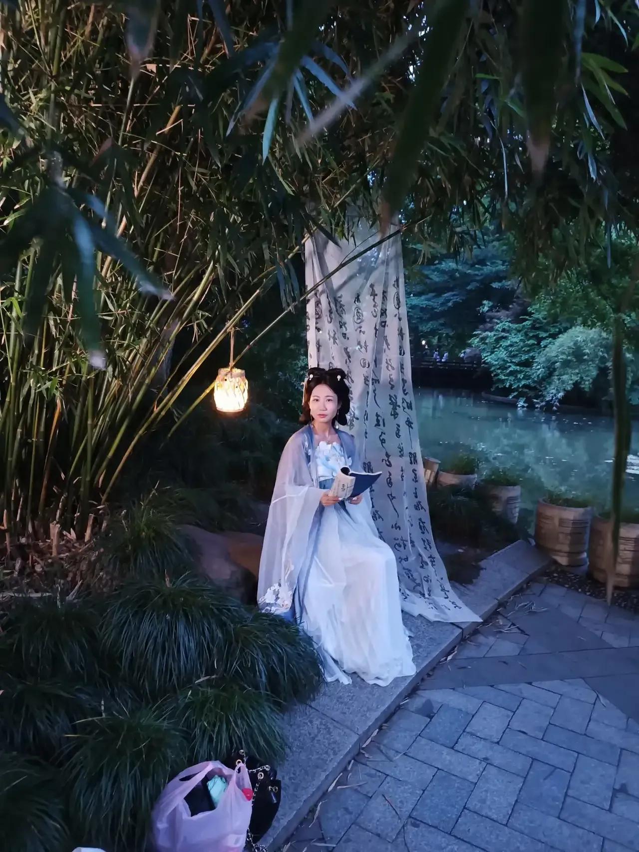 晴西湖不如雨西湖，雨西湖不如夜西湖，夜西湖不如雪西湖。夏日炎炎夜西湖更加吸引人们