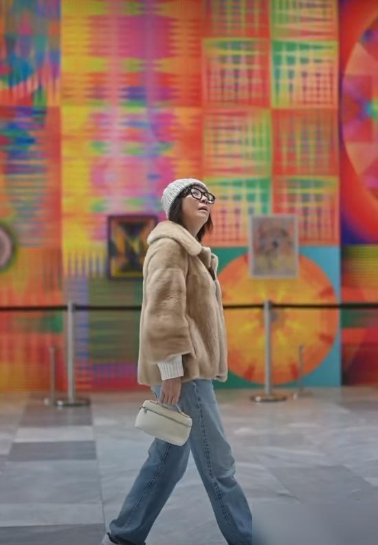 别再信什么“什么年纪穿什么衣服”了。看看61岁的刘嘉玲。在瑞士的美术馆，她把几十